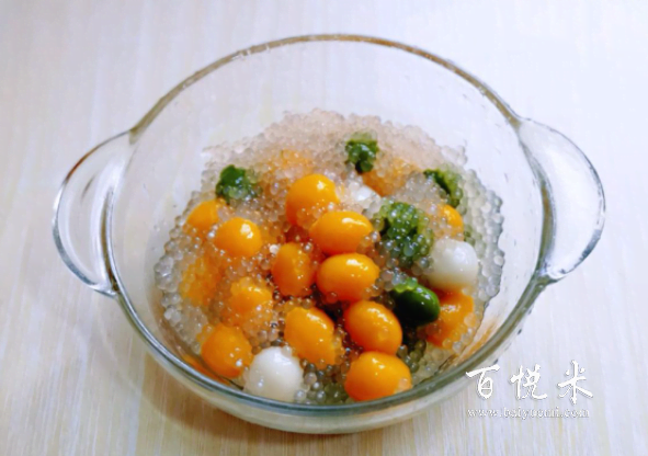 這道西米芒果彩色圓子雖然是一道夏季甜品,但只要加熱就變的適合秋冬季節(jié)了